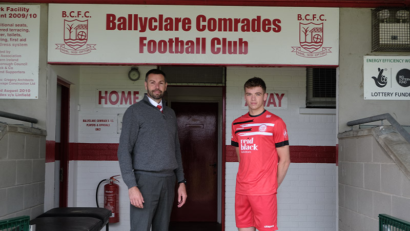 Eoghan Devine signs for the Comrades!